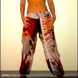 Wide yoga pants with cut on the side